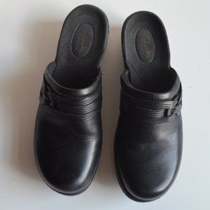 Clarks Lexi Redwood Mules size 8